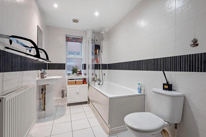 2 Bedroom Flat For Sale In Dorchester Road, Weymouth, DT3