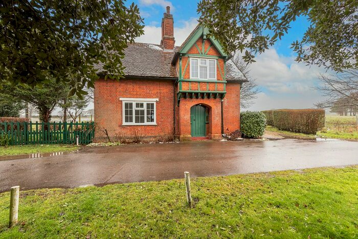 2 Bedroom Cottage To Rent In South Lodge, Lawrence End Road, Peters Green, Luton, Hertfordshire, LU2