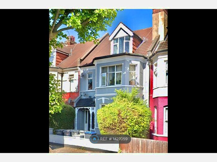 Studio To Rent In Willesden Green, London, NW2