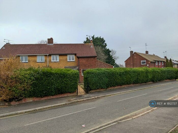 3 Bedroom Semi-Detached House To Rent In Compton Close, Earley, Reading, RG6