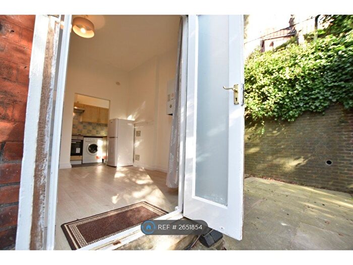 1 Bedroom Flat To Rent In Hart Hill Drive, Luton, LU2