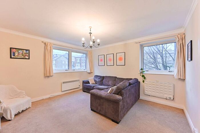 2 Bedroom Flat To Rent In Parkgate Road, Battersea Park, London, SW11