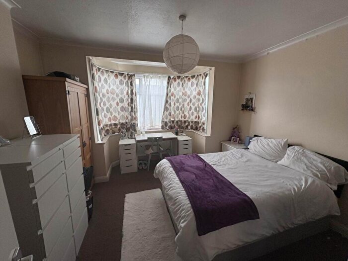 5 Bedroom Semi-Detached House To Rent In Strafford Gate, Potters Bar, EN6