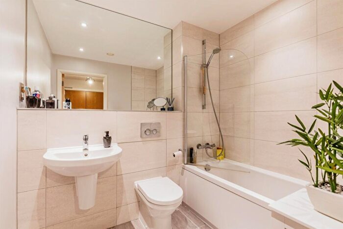 1 Bedroom Flat For Sale In Rope Walk, Bristol, BS1
