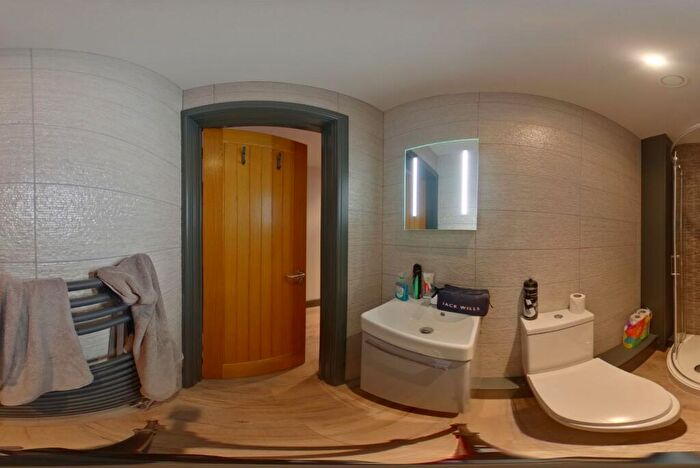 6 Bedroom Apartment To Rent In Hoods Hideout, - Houndsgate, NG1
