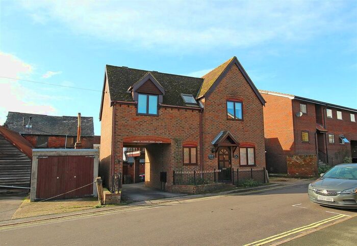2 Bedroom Detached House To Rent In St. Thomas Park, Lymington, SO41