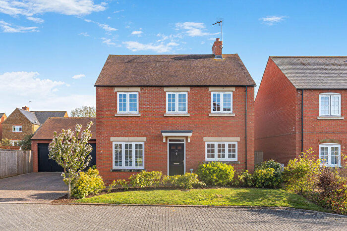 3 Bedroom Detached House For Sale In Henge Close, Adderbury, OX17