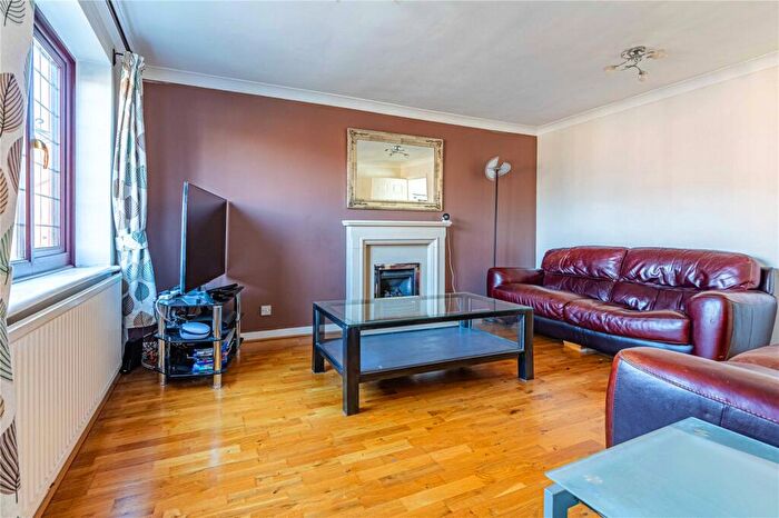 3 Bedroom End Of Terrace House For Sale In Hunters Oak, Hunters Oak, Hemel Hempstead, Hertfordshire, HP2