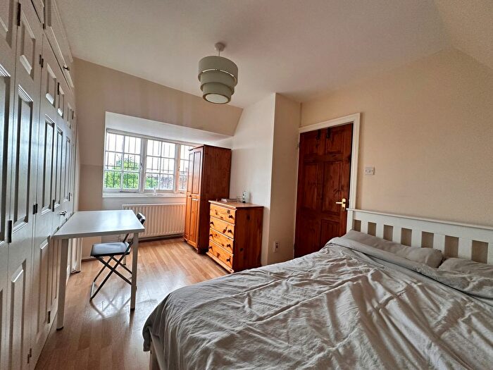 4 Bedroom Flat To Rent In Old Oak Common Lane, Acton, W3