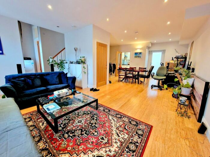 3 Bedroom Flat To Rent In St. Paul's Road, Highbury, N1