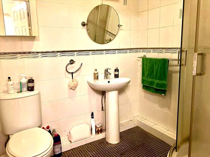 2 Bedroom Flat For Sale In Gatewick Close, Slough, SL1