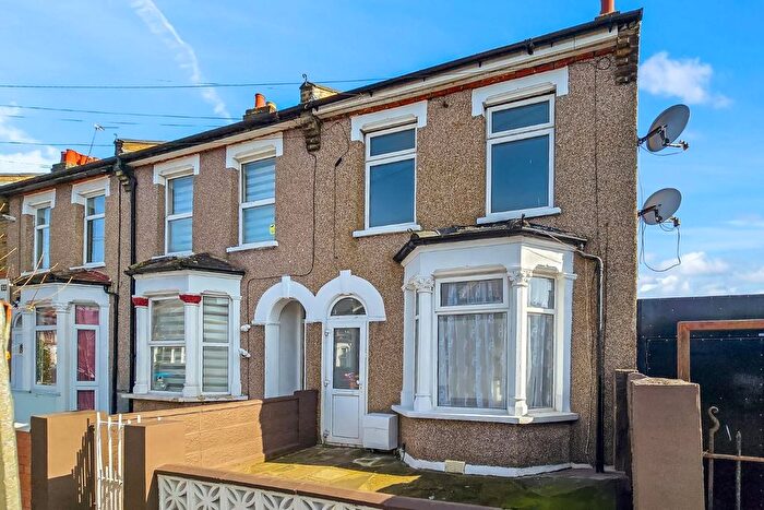 3 Bedroom End Terrace House For Sale In Haselbury Road, London, N18