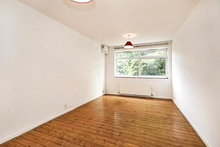 2 Bedroom Apartment To Rent In Queens Drive, N4