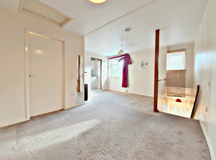 Studio To Rent In Bevelwood Gardens, High Wycombe, HP12