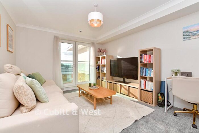 2 Bedroom Apartment For Sale In Highbury Drive, Leatherhead, Surrey, KT22
