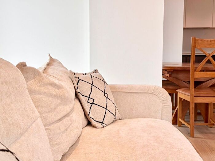 2 Bedroom Flat To Rent In Paragon Square, London, WC1X