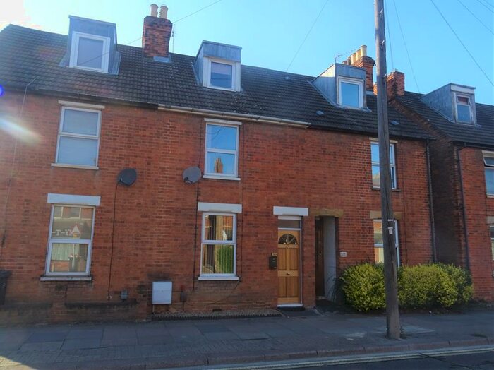 3 Bedroom Town House To Rent In Newnham Avenue, Bedford, MK41