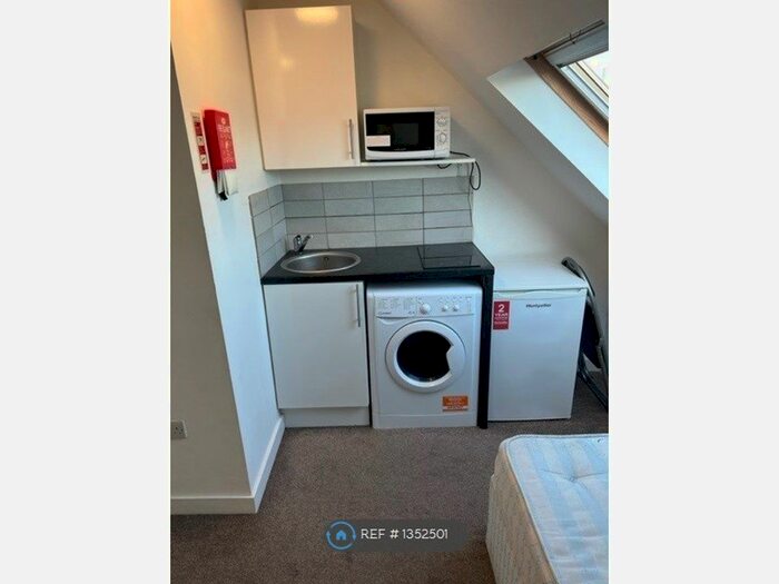 Studio To Rent In Hendon Way, London, NW2