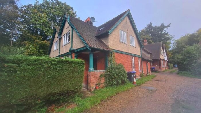 3 Bedroom Cottage To Rent In Taplow, Maidenhead, SL6