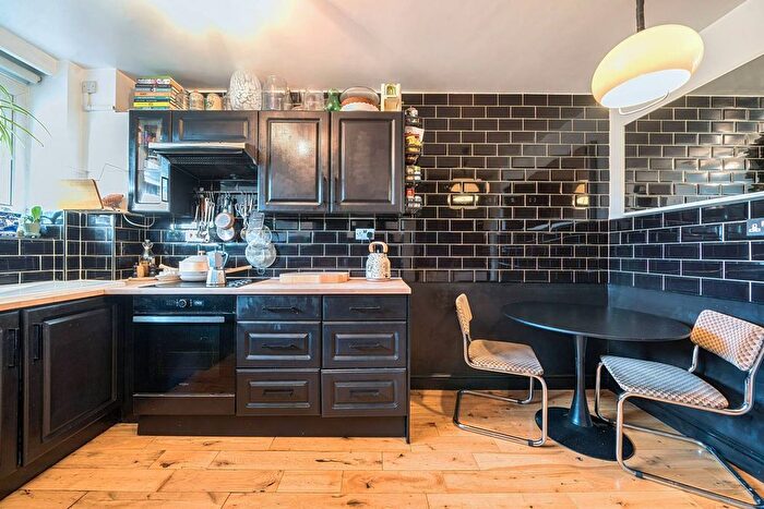 2 Bedroom Flat To Rent In Lime Grove, Shepherd's Bush, London, W12