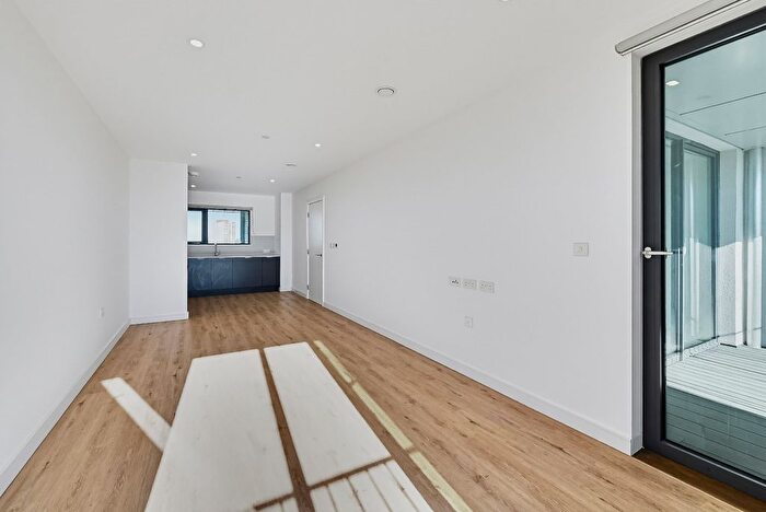 1 Bedroom Flat To Rent In Plaistow Road, London, E13
