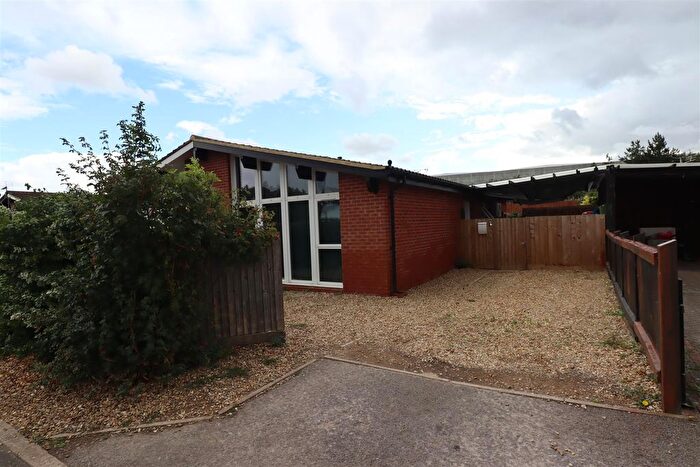 3 Bedroom Semi-Detached Bungalow For Sale In Bessemer Court, Blakelands, MK14