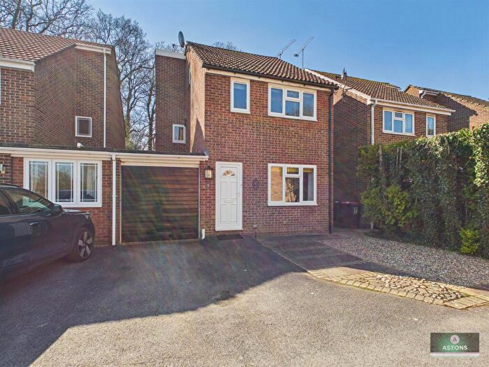 4 Bedroom Detached House For Sale In Mountbatten Close, Broadfield, RH11