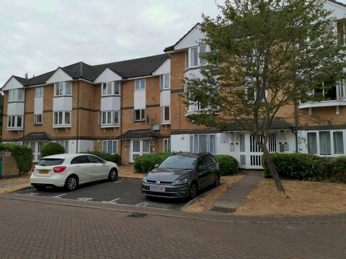 2 Bedroom Flat To Rent In Flat, Sheppard Drive, London, SE16