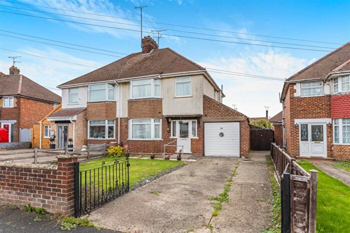 3 Bedroom Semi Detached House For Sale In Manor Road, Banbury, OX16