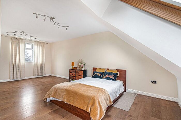 4 Bedroom Semi-Detached House For Sale In Greenford Avenue, Hanwell, W7 - Photo 13