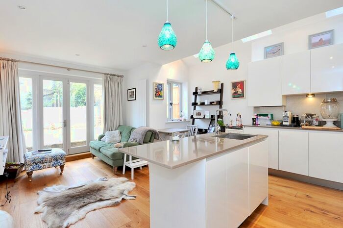 2 Bedroom Flat To Rent In Honeybrook Road, London, SW12