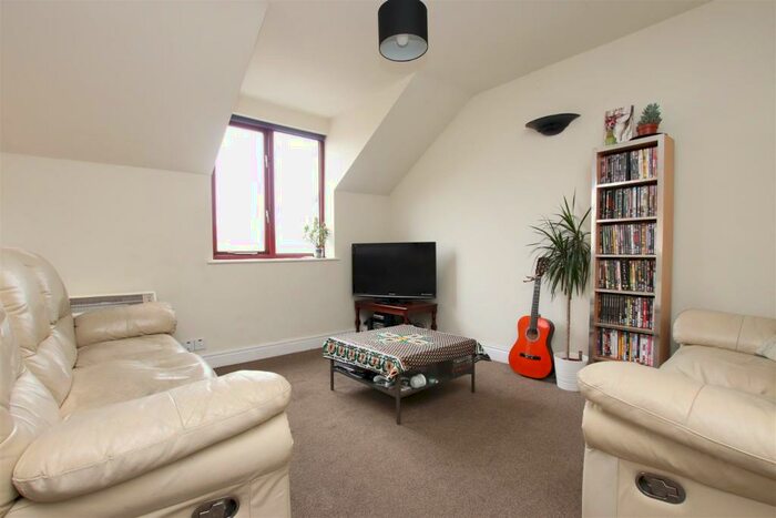 2 Bedroom Flat To Rent In High Street, Twerton, Bath, BA2