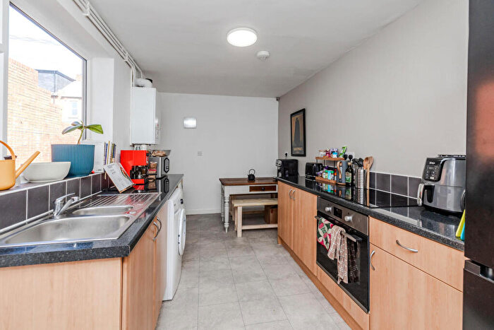 2 Bedroom Flat For Sale In Tosson Terrace, Heaton, Newcastle Upon Tyne, NE6