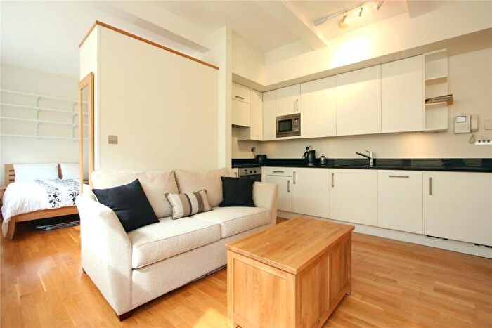 Apartment To Rent In Greystoke Place, London, EC4A