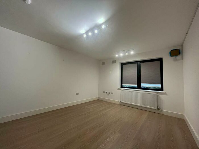 2 Bedroom Flat To Rent In Updown Hill, Windlesham, Surrey, GU20