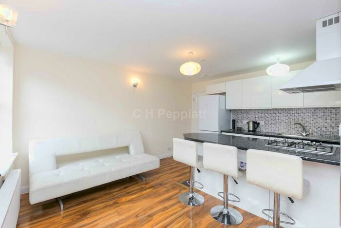 3 Bedroom Apartment To Rent In Essex Road, Islington, N1