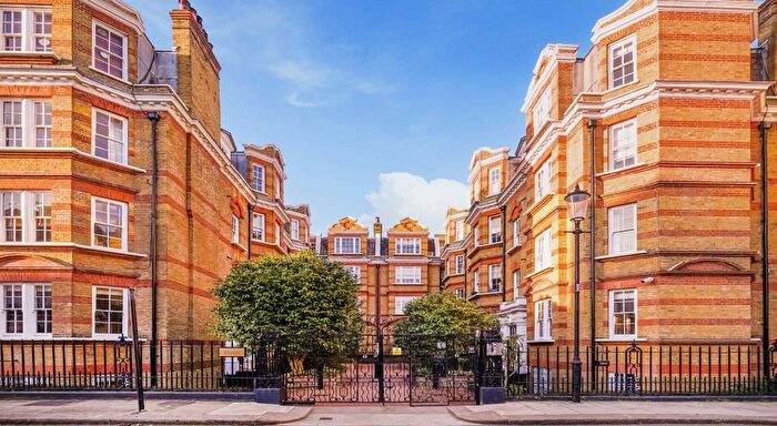 3 Bedroom Flat To Rent In Pitt Street, London, W8