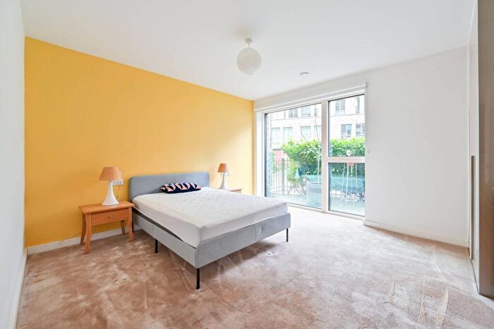 1 Bedroom Flat To Rent In Rutherford Heights, Elephant And Castle, London, SE17