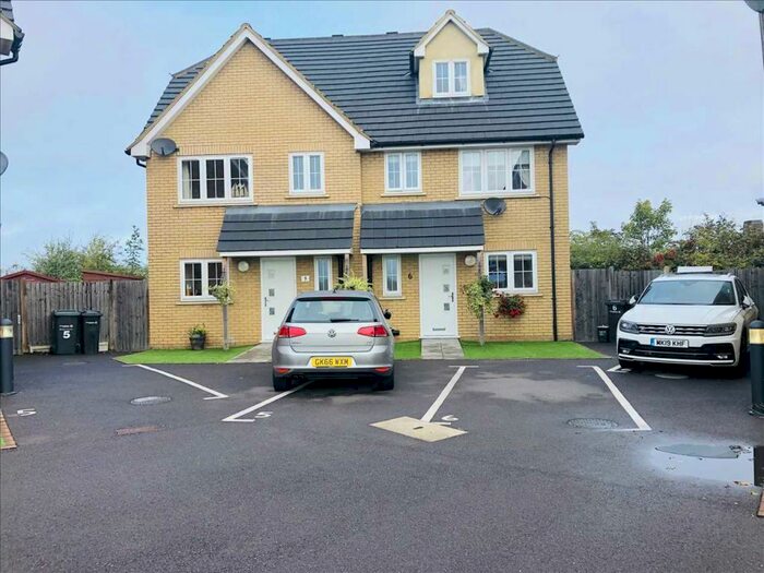 3 Bedroom Semi-Detached House To Rent In Mountside Close, Gravesend, DA11