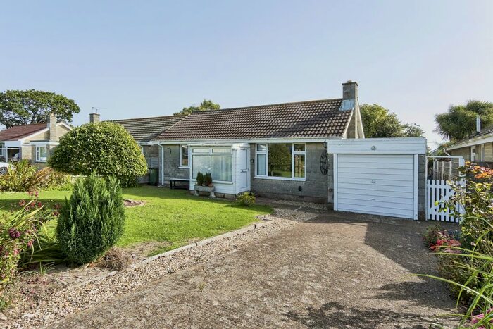 2 Bedroom Bungalow To Rent In Parkway, Freshwater, PO40