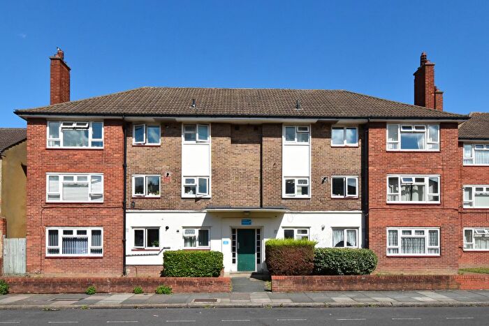 3 Bedroom Flat To Rent In Martins Road, Bromley, BR2