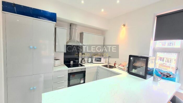 2 Bedroom Flat To Rent In Trinity Street, Huddersfield, West Yorkshire, HD1