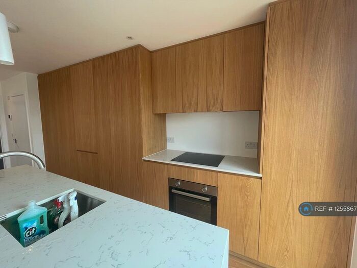 4 Bedroom Semi-Detached House To Rent In Taunton Avenue, Luton, LU2