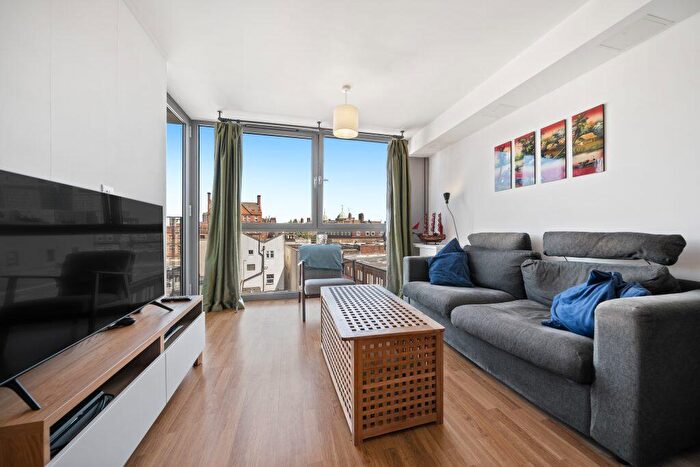 2 Bedroom Flat To Rent In Umberston Street, Whitechapel, E1