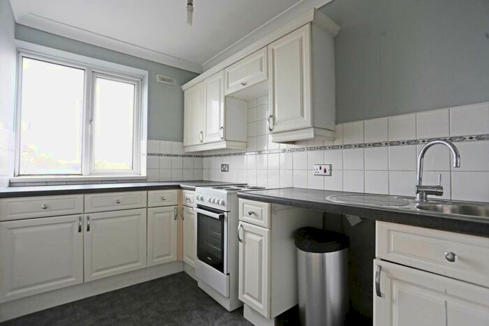 2 Bedroom Flat To Rent In Upminister Road North, Rainham, RM13