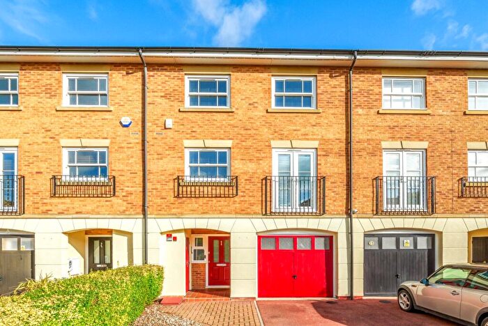 4 Bedroom House To Rent In Wittering Close, Kingston Upon Thames, KT2