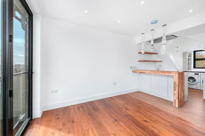 2 Bedroom Flat To Rent In Garratt Lane, Earlsfield, SW17