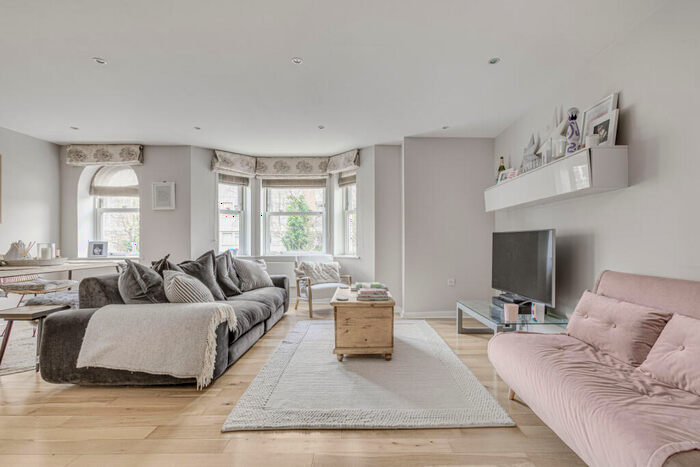 2 Bedroom Flat To Rent In Wendle Square, Battersea, SW11