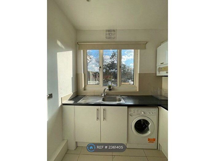 2 Bedroom Flat To Rent In High Street, West Wickham, BR4
