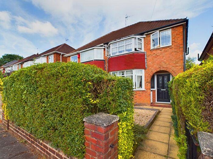 3 Bedroom Semi-Detached House To Rent In Hansom Road, Quinton, B32